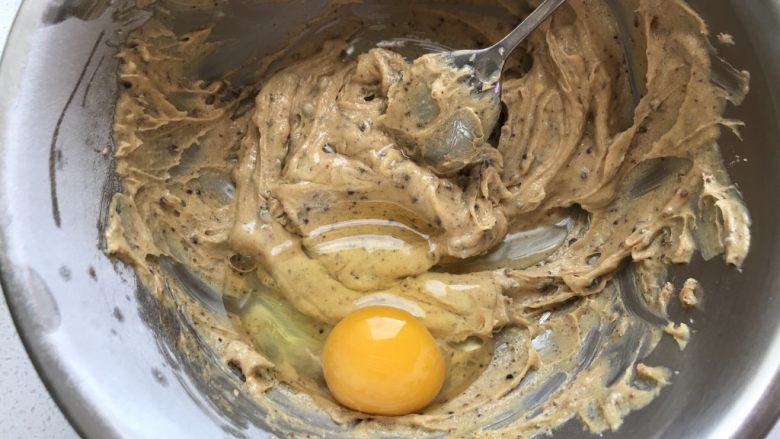 趣多多•巧克力豆软曲奇,加入常温的鸡蛋，刚从冰箱拿出来的鸡蛋会因为太凉使黄油糊油水分离。