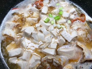 豆腐蟹煲,再放入葱白，中火炖煮15分钟至豆腐入味