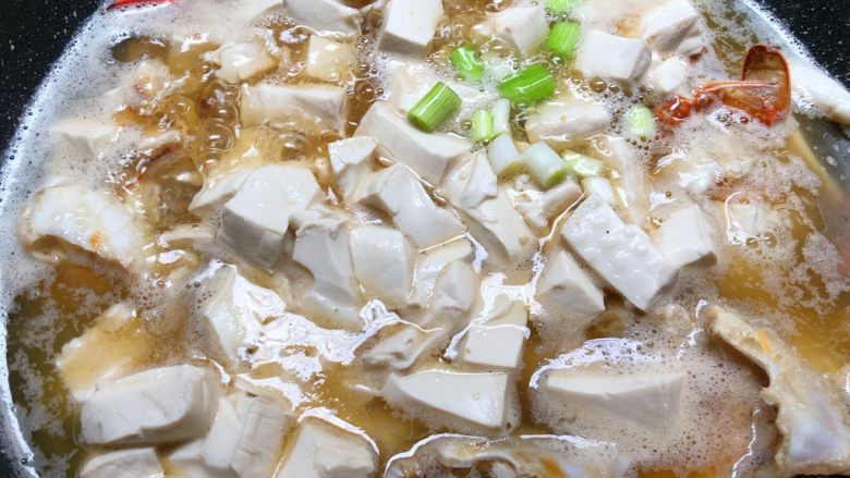豆腐蟹煲,再放入葱白，中火炖煮15分钟至豆腐入味
