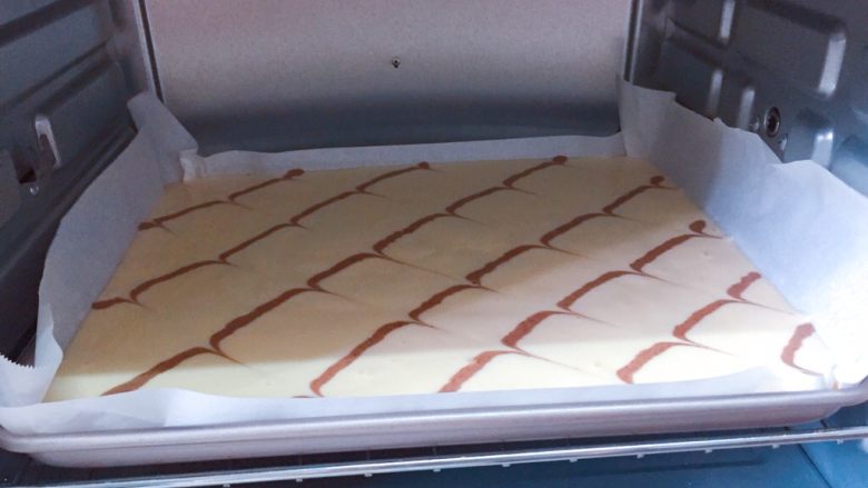 酸奶蛋糕,放入预热好的烤箱中下层，140度烘烤50分钟。