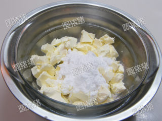 纽约芝士蛋糕,奶油奶酪切成小块,加上砂糖隔水加热溶化成膏状。