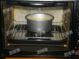纽约芝士蛋糕,烤箱160度预热，上下火，倒第二层，底层插水盘，160度烘烤30分钟。