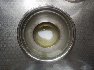 面粉版马卡龙(黑马),52克的蛋清将40克蛋清与细砂糖放到一个盆中