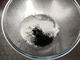 面粉版马卡龙(黑马),剩下的12克蛋清+中筋面粉+糖粉+竹炭粉倒入一个碗中