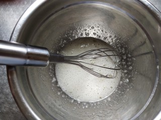 面粉版马卡龙(黑马),搅拌到细砂糖融化即可，这样的蛋白霜比较稳定