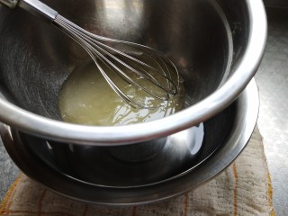面粉版马卡龙(黑马),将40克蛋白的盆子隔热水搅拌至砂糖融化，不要将盆子完全坐在热水中，会烫熟蛋白