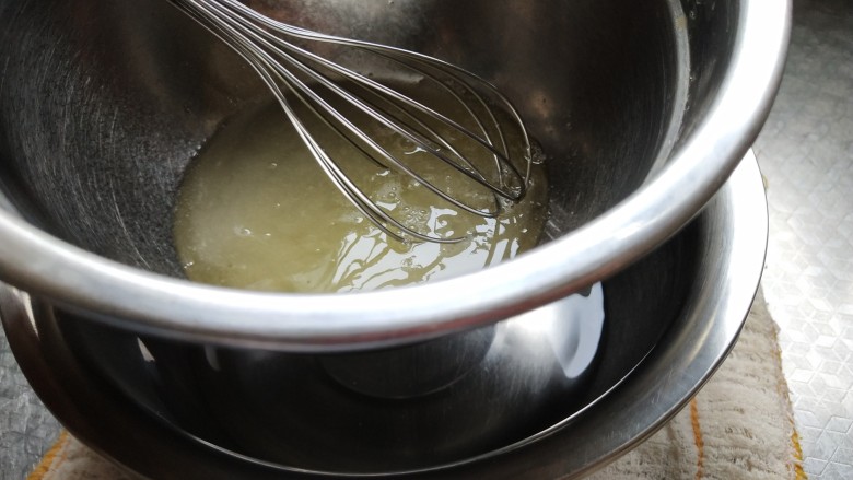 面粉版马卡龙(黑马),将40克蛋白的盆子隔热水搅拌至砂糖融化，不要将盆子完全坐在热水中，会烫熟蛋白