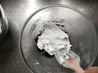 面粉版马卡龙(黑马),第二步再取一半的蛋白霜加入面糊中，先均匀铺满