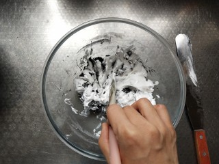 面粉版马卡龙(黑马),用刮刀尖的一头划拌一圈，让面糊全部沾到蛋白霜