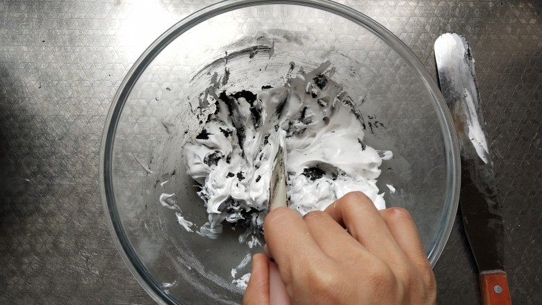 面粉版马卡龙(黑马),用刮刀尖的一头划拌一圈，让面糊全部沾到蛋白霜