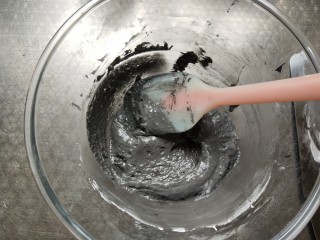 面粉版马卡龙(黑马),然后刮刀翻拌一下，重复刚才的步骤几次拌匀即可，注意不要压拌搅拌使蛋白霜消泡