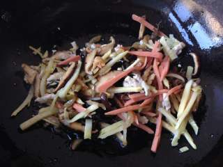 大煮干丝,下入香菇、木耳、榨菜、火腿肠、冬笋等各种丝，翻炒一分钟

