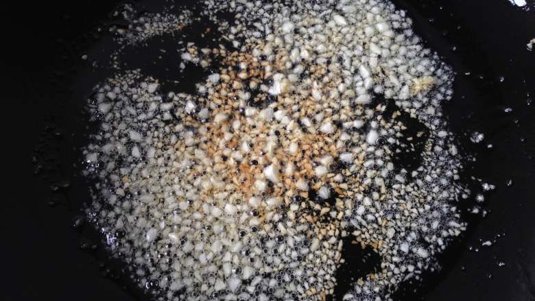 蒜香金针菇,锅中倒油，小火将蒜末炸至开始变黄