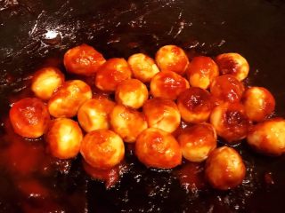 虎皮番茄鹌鹑蛋,番茄酱均匀的裹在鹌鹑蛋外面调味料均匀入味即可出锅享用
