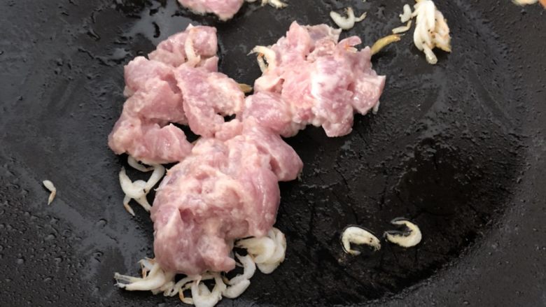 猪肉虾皮杂蔬焖饭,加入猪肉