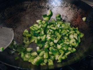肉末茄子,中火加热一勺的油，炒制青椒，大约一分钟。就可以装到盘子里，放到一边