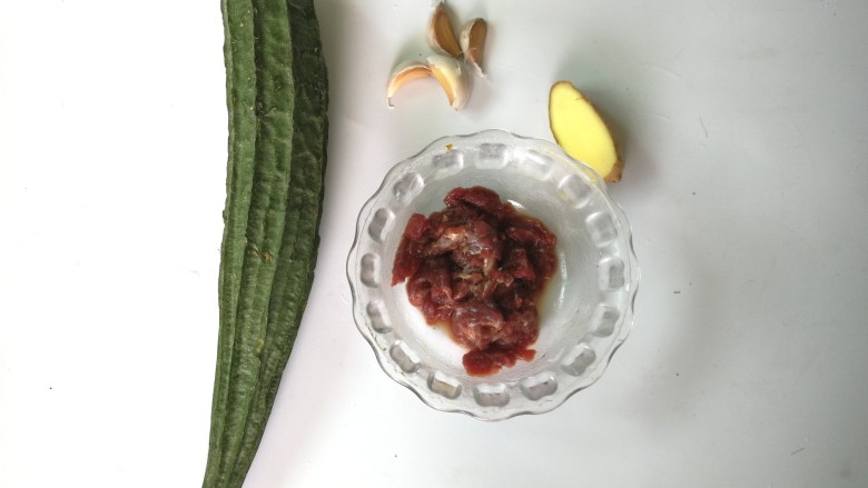 丝瓜烩牛肉,准备材料