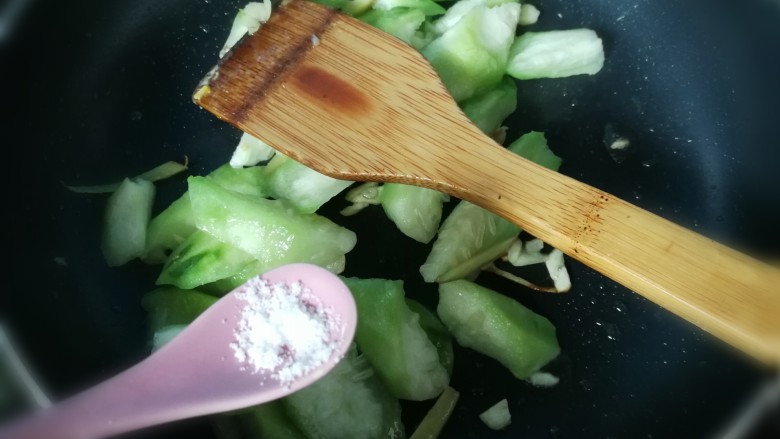 丝瓜烩牛肉,丝瓜炒软后加入适量盐