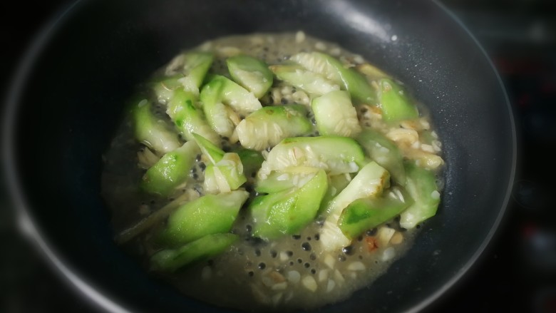 丝瓜烩牛肉,加入小半碗水和少许生抽，中火把丝瓜煮熟后，（预留部份汤汁不要收干），盛出，待用