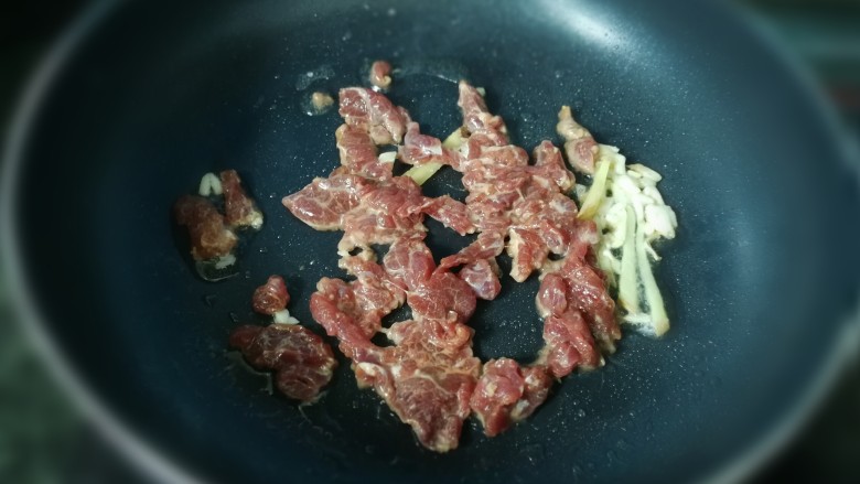 丝瓜烩牛肉,重新起锅，放入油，爆香剩下的蒜末和姜丝，放入腌好的牛肉