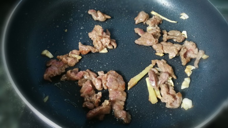 丝瓜烩牛肉,炒至牛肉变色