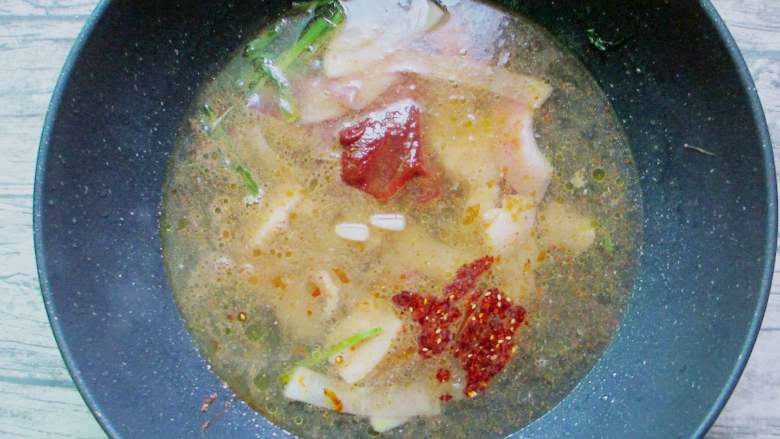 家庭版韩式部队火锅,加入热水（锅热以后，如果直接倒入冷水容易使涂层开裂，所以直接加入热水比较好），