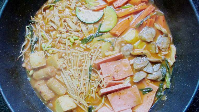 家庭版韩式部队火锅,煮的时候， 注意把底下的食材用筷子轻轻拨动下，别粘锅了。