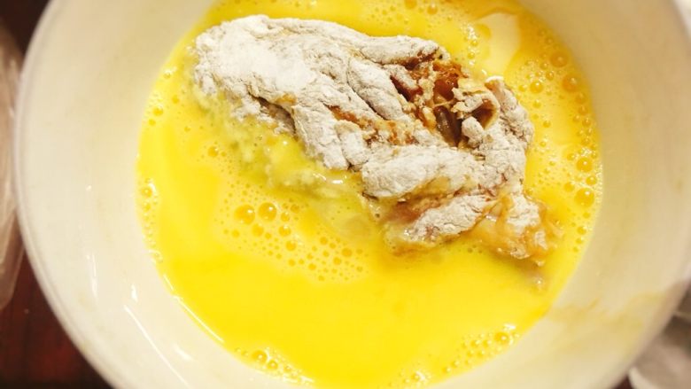 薯片脆皮鸡 无油制作也酥脆,双面沾上蛋液。