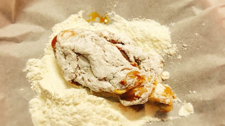 薯片脆皮鸡 无油制作也酥脆,两面都拍均匀，并且抖掉多余的面粉。