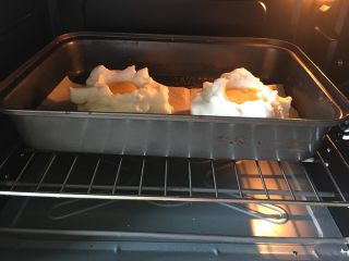云朵鸡蛋,烤箱预热
130度，15分钟