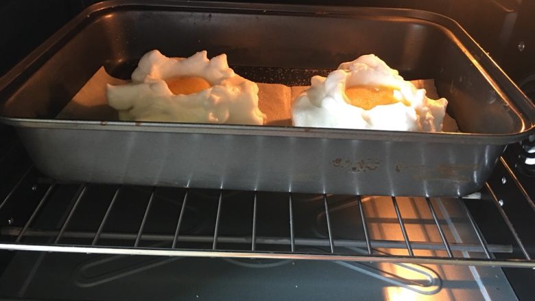 云朵鸡蛋,烤箱预热
130度，15分钟