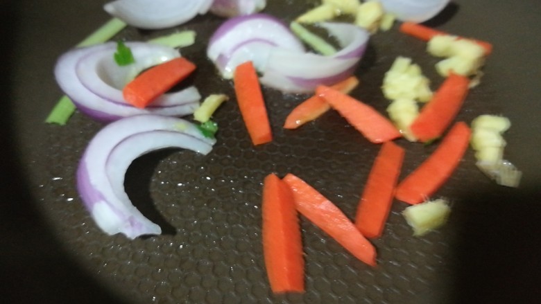 快手菜，五彩杂蔬肉丝爆虾,另起一锅，热油至七成，加入姜蒜、洋葱、<a style='color:red;display:inline-block;' href='/shicai/ 25'>胡萝卜</a>快速翻炒，至洋葱变透明。