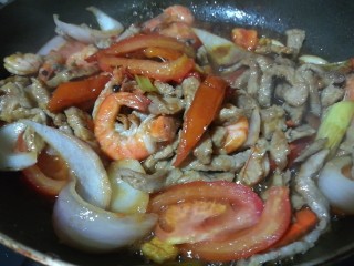 快手菜，五彩杂蔬肉丝爆虾,加水一碗，加入料酒、糖、酱油，烧开后改中火，烧至汤收