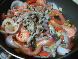 快手菜，五彩杂蔬肉丝爆虾,倒入番茄翻炒，倒入刚才爆炒过的肉丝和海虾，快速翻炒