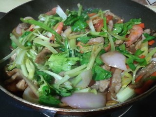 快手菜，五彩杂蔬肉丝爆虾,改大火，加入芹菜，快速翻炒