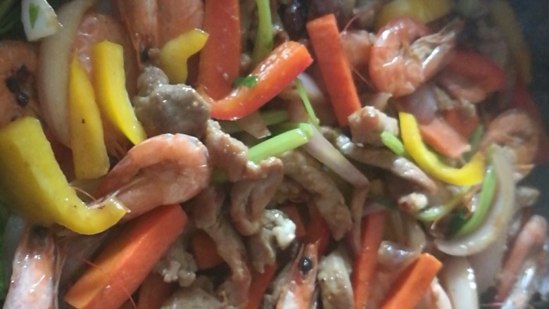 快手菜，五彩杂蔬肉丝爆虾,加入彩椒，快速翻炒