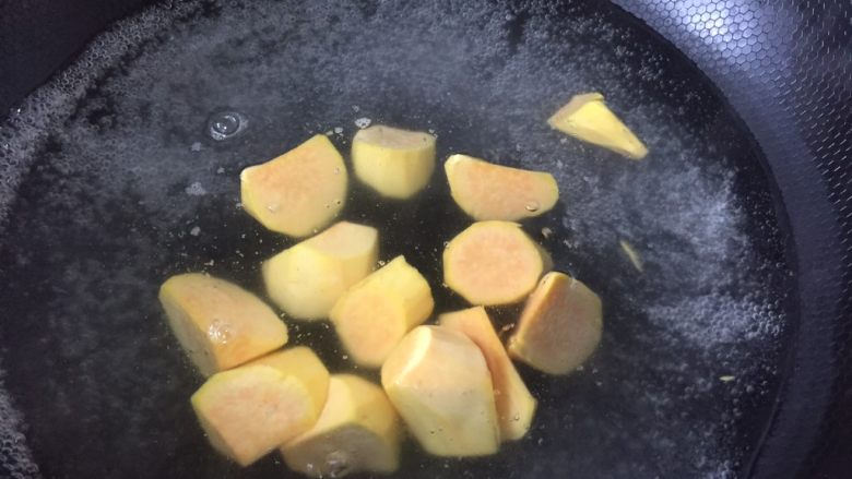 蜜烧红薯,红薯放入开水煮至7成熟就可以了，你也可以把红薯直接在油锅里炸熟，我不太喜欢油炸的就改成了煮