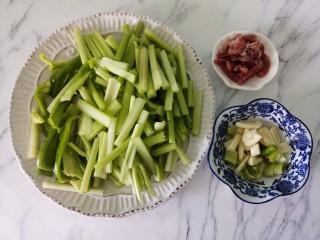 家常肉丝炒芹菜,先准备好芹菜，洗干净切段，青椒切洗净切段，瘦肉切丝，葱姜蒜切好