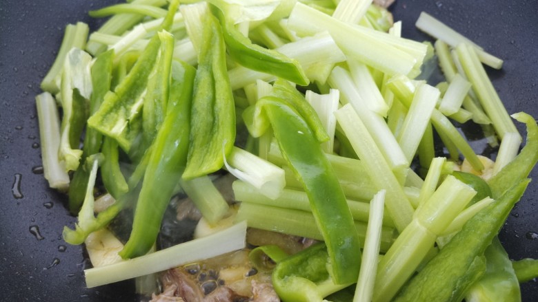 家常肉丝炒芹菜,炒香之后，加入芹菜和青椒