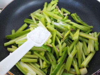 家常肉丝炒芹菜,一勺糖，糖有提味的作用