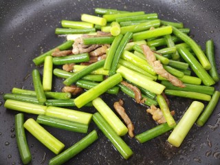 家常炒蒜苔,最后炒匀，就可以出锅了
