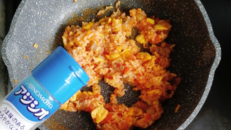 宝宝辅食—番茄和牛蛋炒饭,撒适量的盐翻炒均匀
