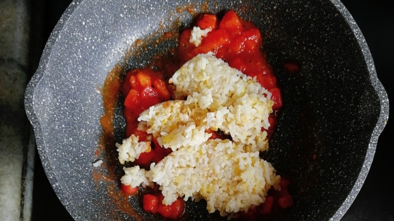 宝宝辅食—番茄和牛蛋炒饭,倒入一碗熟米饭炒匀炒散