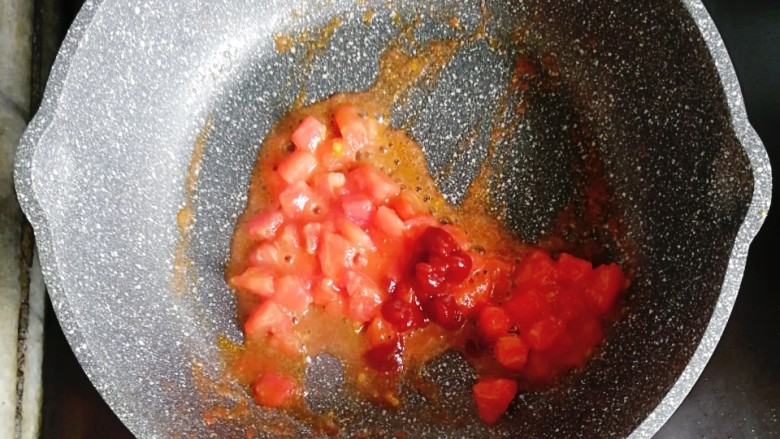 宝宝辅食—番茄和牛蛋炒饭,炒至番茄出汁，挤入适量的宝宝番茄酱翻炒均匀