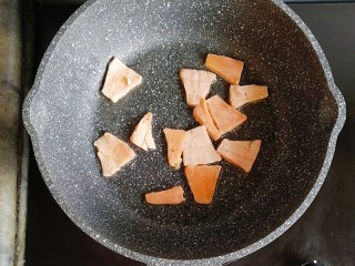 牛油果三文鱼米饭披萨,把腌好的三文鱼入不粘锅煎熟捣碎