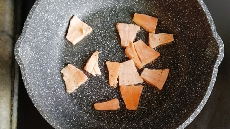 牛油果三文鱼米饭披萨,把腌好的三文鱼入不粘锅煎熟捣碎