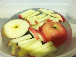 创意篇:减肥的麦当劳薯条🍟,剩下的一个苹果切成薯条状即可，切记放入盐水