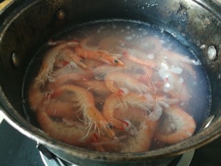 快手菜，五彩杂蔬肉丝爆虾,海虾去虾线。锅中水烧开，倒入海虾，焯水至变色，捞出沥干。