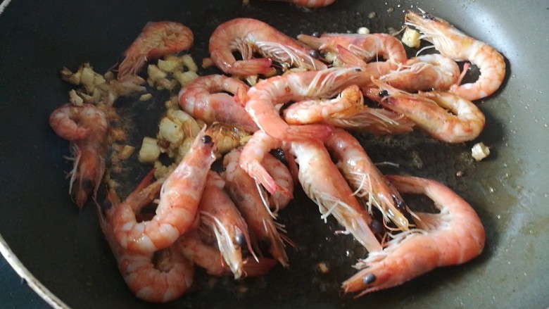 快手菜，五彩杂蔬肉丝爆虾,锅中热油，加入葱姜爆香，加入海虾爆炒，起锅