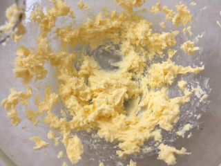 凤梨酥,先来做凤梨酥饼皮，黄油室温软化，打蛋器打发至蓬松